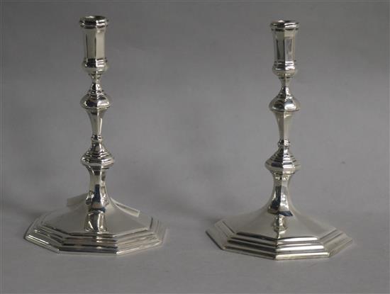 A near pair of early 20th century silver tapersticks, Thomas Bradbury, London, 1902 & 1910, 6.5 oz.